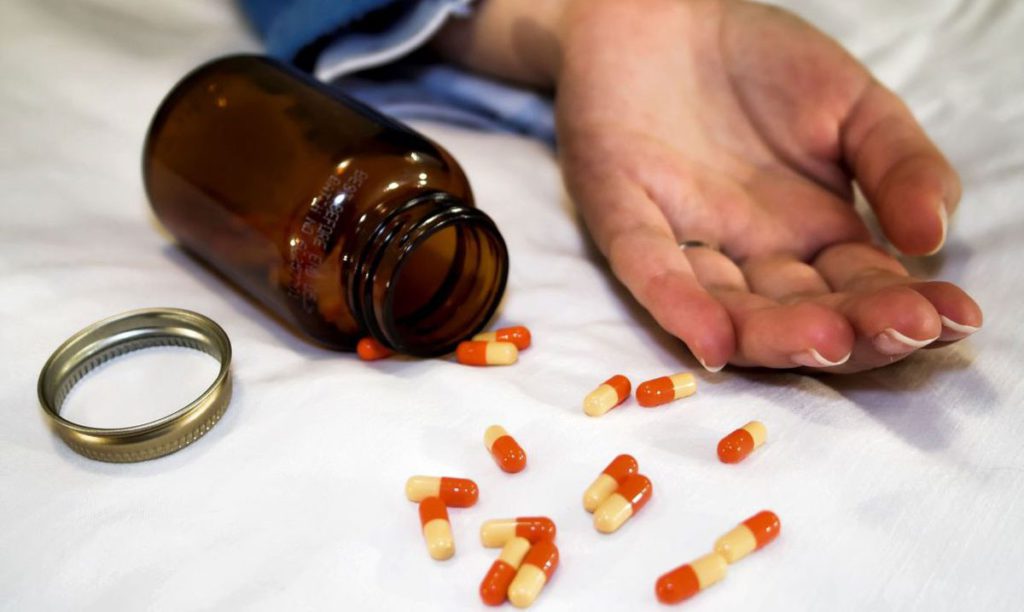 pill_suicide_794186_low-e1478436554376
