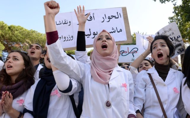 احتجاجات-طلبة-كلية-الطب-scaled-1-2048×1277-1